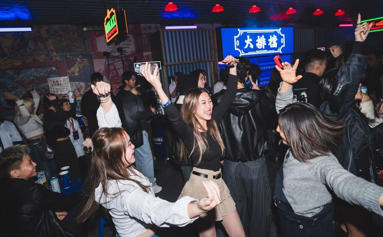 The Iconic “Blue Girl Dai Pai Dong” Returns to the AIA Carnival